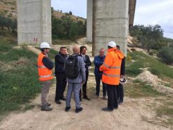 Il ministro delle Infrastrutture, Danilo Toninelli, durante il 'blitz' compiuto sotto ai pilastri a rischio della A25, a Bugnara (L'Aquila), 05 ottobre 2018. ANSA/BERARDINO SANTILLI