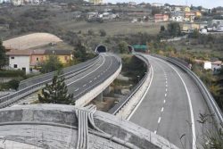 Il viadotto di San Giacomo sulla A24, che prende il nome dall'omonima frazione del comune dell'Aquila, 17 ottobre 2018. ANSA/CLAUDIO LATTANZIO