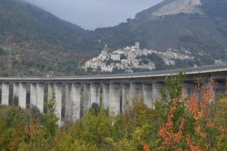 I pilastri del viadotto nei pressi del casello autostradale di Cocullo sulla A25, 17 ottobre 2018. Cocullo, L'Aquila e l'uscita di San Gabriele i viadotti che, dicono, "fanno paura". Partendo da Cocullo (L'Aquila), i piloni alti fino a 50 metri, mostrano in alcuni casi ferri che emergono da tutte le parti e pezzi di cemento che si sbriciola cadendo alla base del pilone. Lungo il pilone si notano rigonfiamenti. Sopra al viadotto ci sono gli operai che stanno provvedendo a rifare l'asfalto, mentre alla base dei piloni altre squadre di operai stanno provvedendo a rimuovere le parti del cemento che si sta deteriorando. Nella zona non ci sono case, ma solo alcune rimesse di campagna e una strada interpoderale attraversa l'intera area sovrastata dall'autostrada.
ANSA/CLAUDIO LATTANZIO